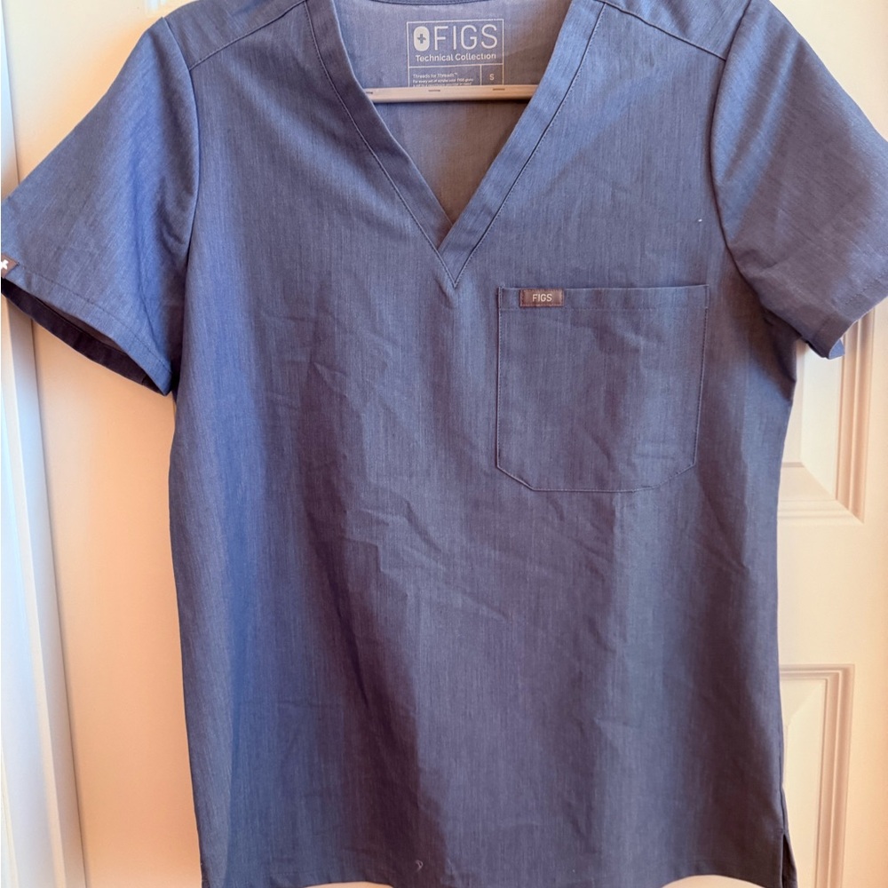 Figs Women's Short Sleeve V-Neck Scrub Top- Slate Blue